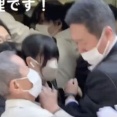 【悲報】ジジイ、どさくさに紛れてJCに体を擦り付ける・・・