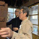 二人そろって、なに見てると思う。舞台は近代納豆の聖地＝仙台の宮城野納豆に再び戻ります。