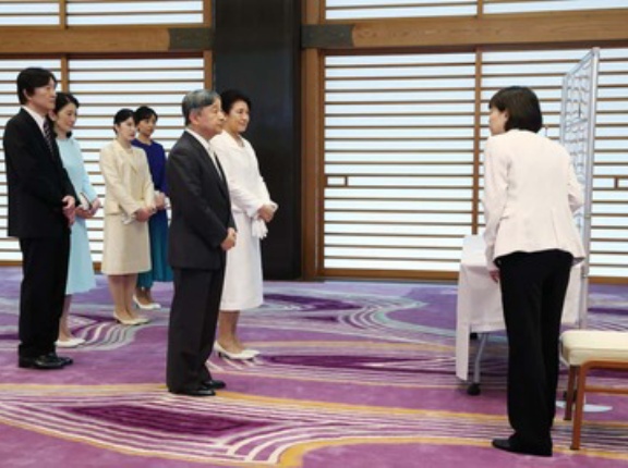 天皇陛下　日本学士授賞式に出席　午後は茶会　