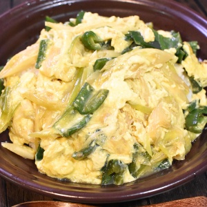 しっかり煮て♪白ねぎとピーマンの玉子丼