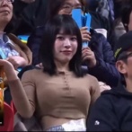 スポーツ中継中、めちゃノリの良い美人が観客席で発見される！誰ですかこれ！！？