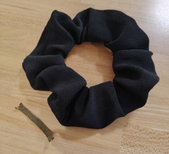 髪を切るタイミングを逃して、大急ぎでシュシュを作る。