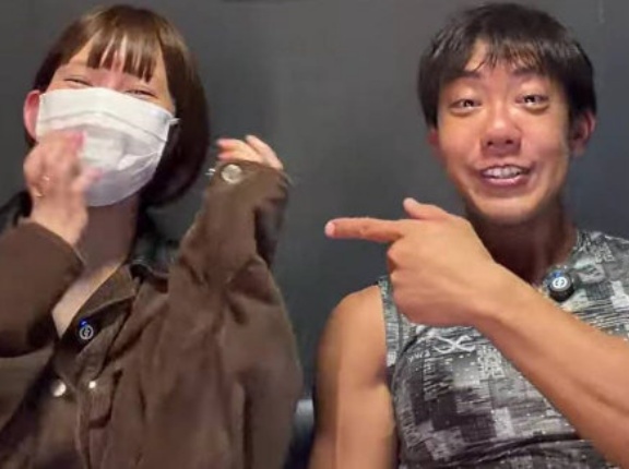 ホリエモンとディープキスした丸の内OLレイナ、堀大輔と仲直りのラブラブ生配信「試しちゃってごめんなさい」