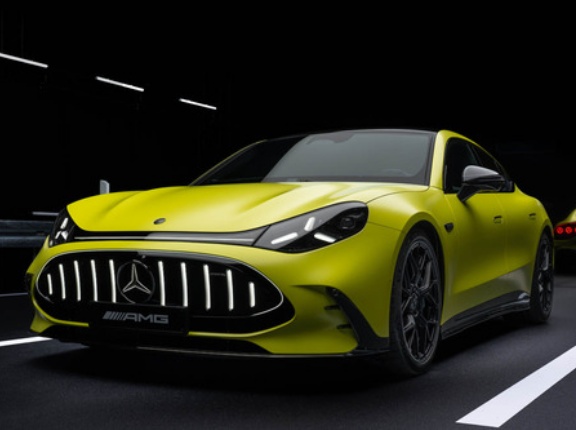 メルセデスAMG、新型「GT4ドアクーペ」登場！