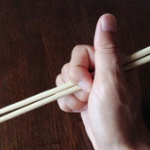 ワイ、会社の後輩の箸の持ち方が変だったので今後飯を誘わないことを決意…