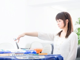 コトメ子らがとにかくうるさい。小梨の私に「子供ってこんなもんよ神経質すぎｗｗ」で片付けられる→SCでいつものように騒ぎ立てるコトメ子ら。そこへおばちゃんが来てにこやかに