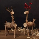 手作りの温もり、机の上の小さな森。木彫りの鹿の置物。