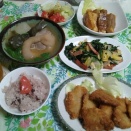 テビチ（豚足）のお汁と鮪カツとお揚げの肉巻きでお昼ご飯。
