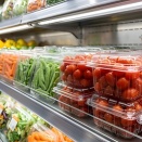 食料品にかけるお金は増え、外食は減る。家計調査に映る支出の差