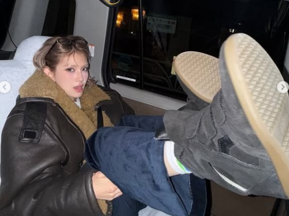 韓国アイドルが日本のタクシーで靴を履いたまま足を上げて炎上か！？　韓国の反応。