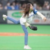 2004年の札幌ドーム開幕戦で始球式を務めた佐藤光波さんがラストピッチ