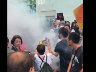 参政党の街頭演説を妨害した左翼、書類送検される　 スモークマシンであたりを霧にしたため（動画あり）