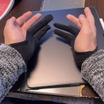 「ミスって手袋2つ買っちゃったｗ」←この写真、どこかがおかしい・・・お前らこの違和感分かる？