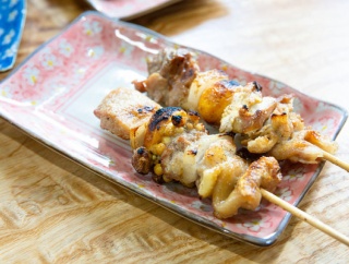 【悲報】鳥貴族、『食べ放題（未就学児は無料）』で3歳児から料金とろうとして炎上！！！