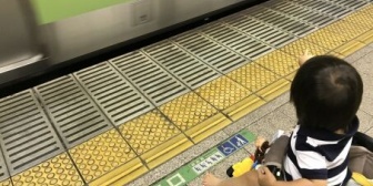 平日の通勤ラッシュの時間にベビーカー軍団が電車になってくるとうんざりする。せめて女性専用車両に乗ってくれ。