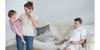 息子に離乳食食べさせるから先に食べといてと言ってるのに「一緒に食べたい」って私が離乳食食べさせ終わるまでじーっと見てる旦那。空気読んでほしい