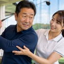 【2026年版】ゴルフ初心者は独学とスクールどっちがおすすめ？上達スピード・費用を徹底比較
