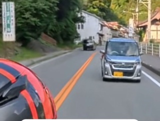 【恐怖】福岡でヤバすぎる煽り運転！軽自動車からバットを振り回してバイクを追跡…