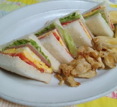 ポーク卵とトマトのサンドイッチで朝食。