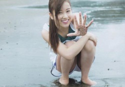 【画像】星野みなみちゃん、砂浜でいろんな物が見えそうになってたｗｗｗ