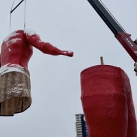 雪の中、玉性院「節分つり込み祭り」の片付け作業
