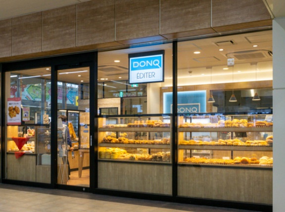 小田急線海老名駅改札となりに「ドンクエディテ」できてる。セブンがあったとこ