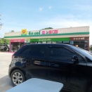 ナコンパノムのタートパノムのCJの駐車場で日本の醤油ラーメンを食べる