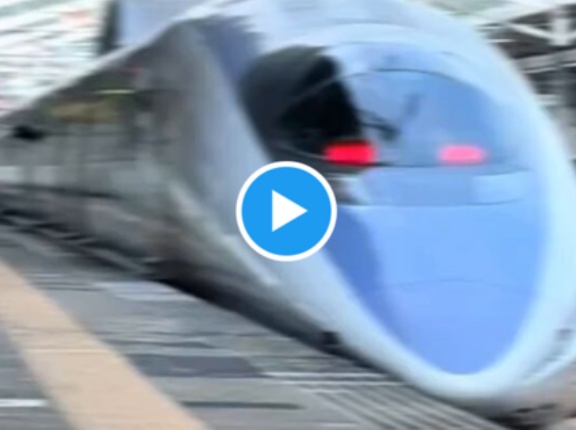 【動画】新幹線に乗り遅れた親子が発車後の車両に接近→安全確認で一時停止か　JRはドアを開けず