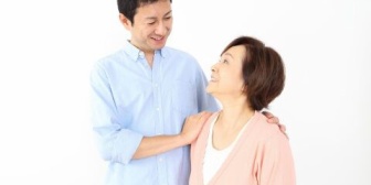 家に彼女を連れてくと母親が「ぶっ細工な女連れてきたね」とか平気で言う。親が氏ぬまで結婚できなそうだ…
