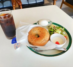 ベーグルサンドモーニングも！稲沢の車屋さんに併設するドッグカフェ/Jelly’s Cafe