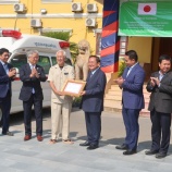 『消防車、救急車、トラクターの贈呈式』の画像