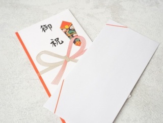 旦那は義妹の子どもに入学祝いを送ると言うが、うちは貰ってない