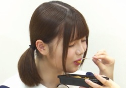 【衝撃】吉田綾乃クリスティーが伊藤理々杏に「あーん」している決定的瞬間がコチラ。。。