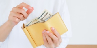 友人に打ち明けると贅沢な悩みだと笑われたのですが私にお金をかけたがる両親が負担です