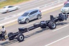 トラックがタイヤを浮かせて走るのは高速代節約のため
