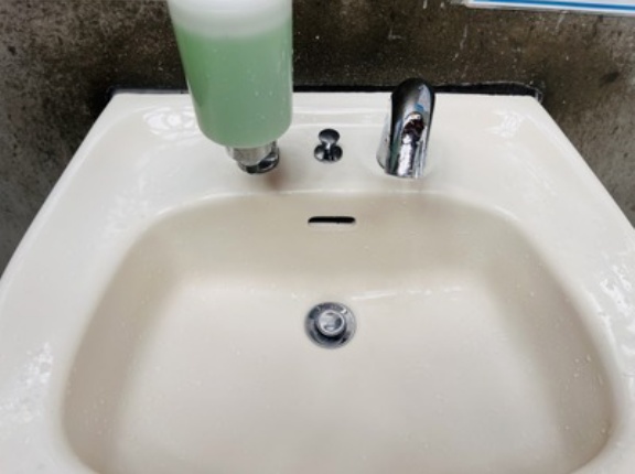 【悲報】男性『洗面台におしっこしてる。マジで合理的』