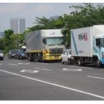 「迷惑仮眠」一斉取り締まり！駐車違反のトラック大行列