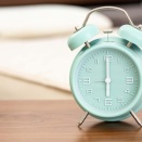 【夫婦】嫁「アラームで起きるのやめて！私まで起こされる！」　夫｢遅刻できんからそれは無理や｣