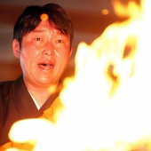 今年の高飛びを誓う！新井監督の護摩行