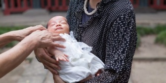 里帰り出産する予定だったけど、中止になった。理由は第一子目を産んだ時、私の母親が世話を手伝ってくれて夫の両親より先に孫を抱っこしたから