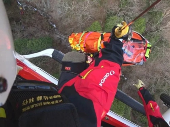 【山形】クマ駆除中20メートル下に滑落した女性は肋骨など折る大ケガと判明...救助に向かった消防隊も下山できず→けさ消防ヘリで救助