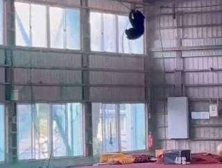 クマさん、高校野球部の屋内練習場に侵入