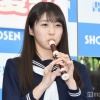 【悲報】日ハムファンの女性（16）突然リコーダーを吹きはじめてマスコミをドン引きさせる 	