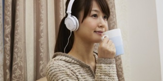 【結婚生活に疲れた】帰宅したら嫁はヘッドホンしてドラマを見ていて…せめて何か声をかけて欲しいんだが→スレ民「まずは金を渡さないことからだ」→