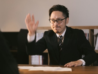 【緊急】フランス人「日本人観光客はレストランで手を挙げて店員を呼ぶ。マナー悪すぎ」⇒！！