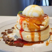【原宿 表参道】uzna omom 原宿本店　キャラメルスフレパンケーキ