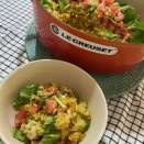 ル・クルーゼで作るドリンカレーピラフはトマトとセロリでカラフルに。