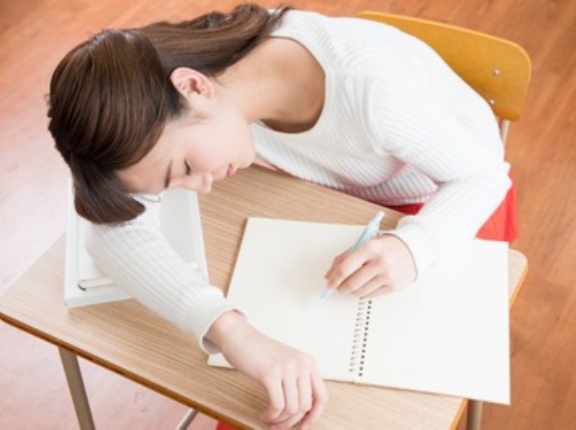 【衝撃】女子高生「あれ？物理の先生の声だけ全く聞きこえない…なんでだろう？…」→