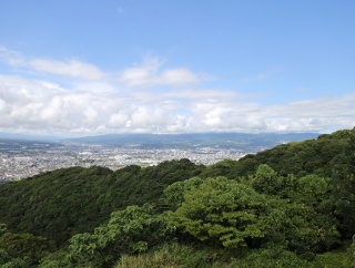 香貫山の山頂（展望台のところ）に山ノートがある。