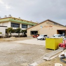 新築中の「まことままはら保育園」の足場が外れる。開園は4月（小牧市間々原新田）